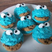 Mary from Asmallhandinmine's Cookie monster cupcakes