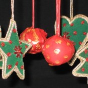 Helen from Fuss Free Flavour's dangling cake non-pop baubles http://fussfreeflavours.com/2011/12/recipe-cake-non-pop-baubles/
