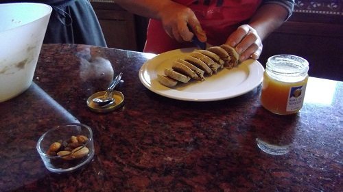 Slicing the finished gofio