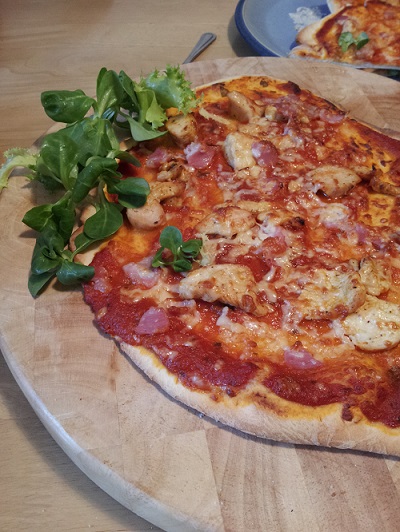 Jerk turkey pizza