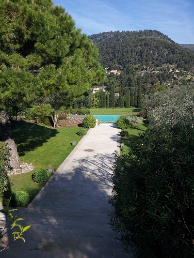 The path down to the pool