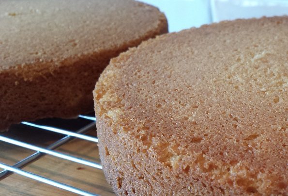 Leave the cakes to cool Leave the cakes to cool