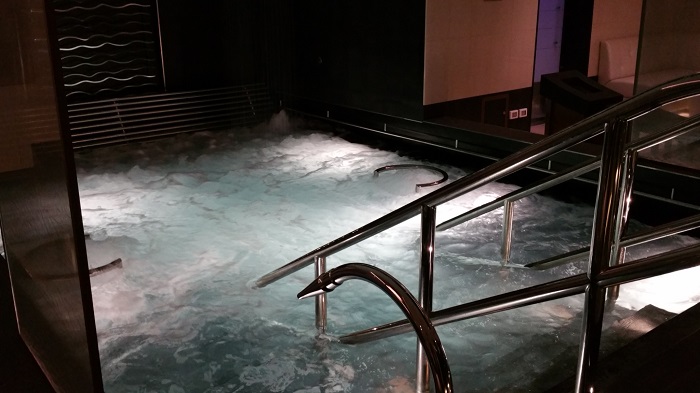 The hydrotherapy pool in the Oasis Spa