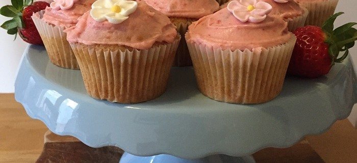 Strawberry and lemon curd fairy cakes