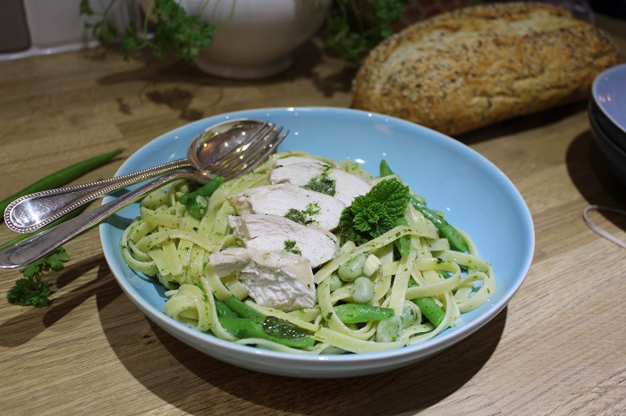 Fusilli with green pasta sauce
