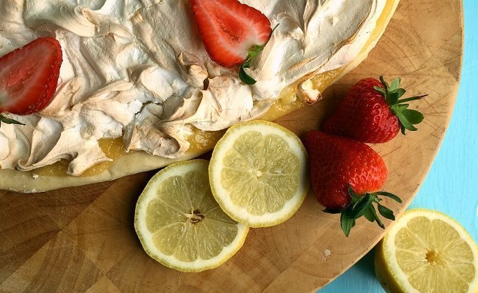 Lemon meringue pizza