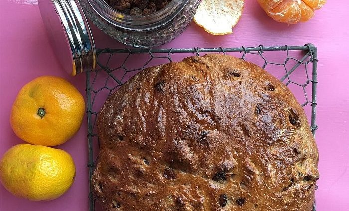 Orange and sultana rye bread