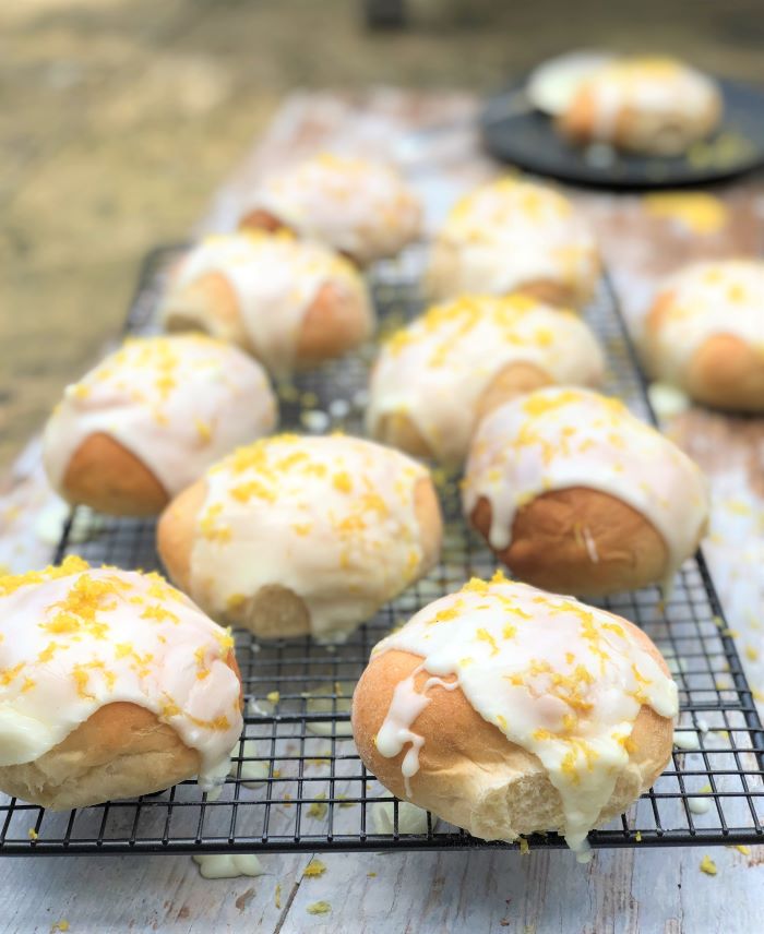 Sticky lemon buns
