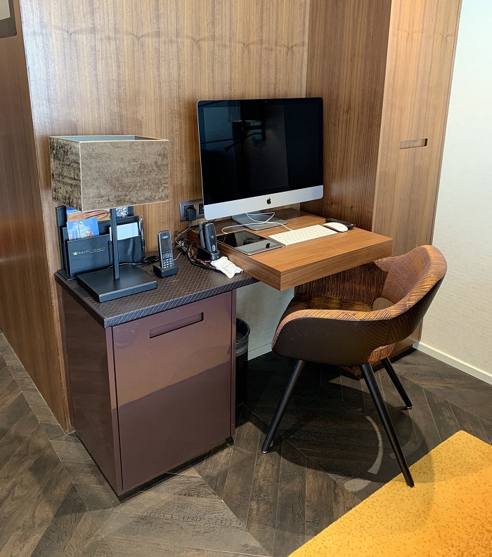 AmaMagna Balcony Stateroom 233 desk area