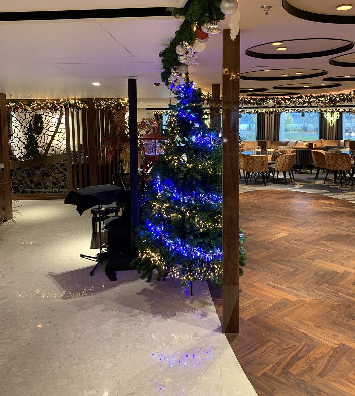 AmaMagna lounge dance floor and musician area